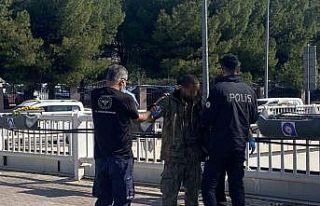 Antalya’da alt geçit demirlerine çıkan genci...