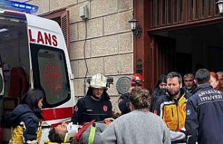 Antalya’da depoya inmek isterken düşen genç yaralandı