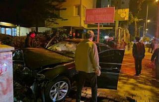 Antalya’da kontrolden çıkan lüks otomobil duvara...