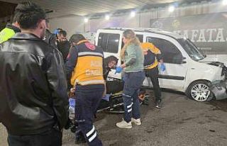 Antalya’da kontrolden çıkan otomobil bariyerlere...