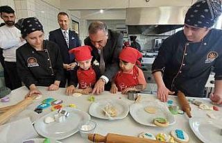 Antalya’da minikler mutfağa girdi, renkli kurabiyeler...