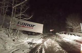 Ardahan-Artvin karayolunda kayan tır yolu kapattı,...