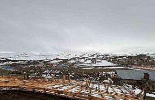 Ardahan’da şiddetli rüzgar çatıları uçurdu