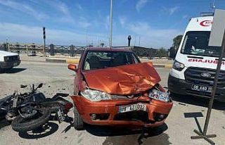 Arhavi’de otomobil ile motosiklet çarpıştı:...