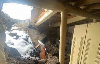 Aşırı yağış nedeniyle toprak damlı evde göçük