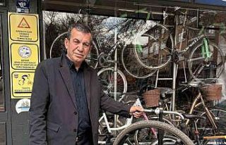 Askıda bisiklet parçaları, çocukların yüzünü...