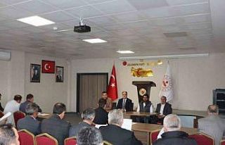 Aslanapa Kaymakamı İsmail Tosun, köy muhtarlarıyla...