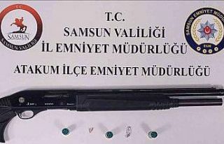 Atakum’da ruhsatsız silah ve kılıç ele geçirildi