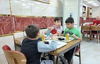 Avcılar’da bir esnaf 23 Nisan dolayısıyla çocuklara...