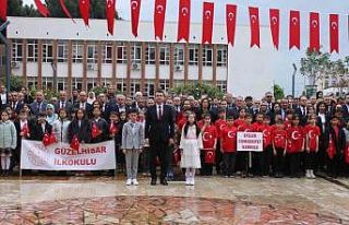 Aydın’da 23 Nisan kutlamaları çelenk sunumuyla...