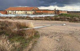 Aydınlatma direği yol ortasına devrildi, faciadan...