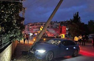 Aydınlatma direğine çarpan otomobilin sürücüsü...