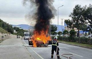 Aynı noktada 2 araç alevlere teslim oldu