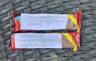 Ayvalık’ta minik öğrencilerden polis amcalarına...