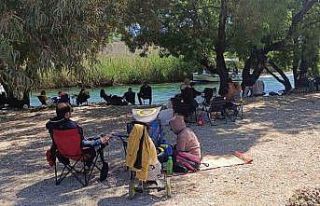 Azmak Nehri’nde tekne yoğunluğu