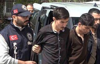 Babalarını katleden iki kardeş tutuklandı