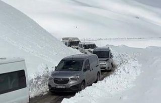 Bahçesaray-Hizan karayoluna çığ düştü: Yol...