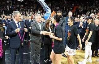 Bakan Bak, ÇBK Mersin’in şampiyonluk sevincine...