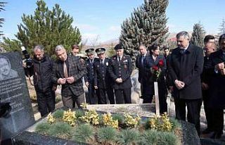Bakan Çiftçi, Neşet Ertaş’ın kabrini ziyaret...