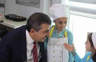 Bakan Tekin’den Aydınlı miniklere halı saha sözü