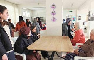 Balıkesirli öğrenciler yaşlıları sevindirdi