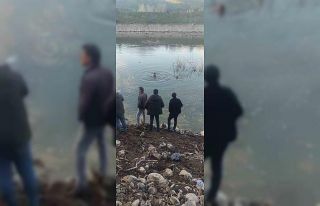 Baraj gölüne uçan otomobildeki sürücüyü ekipler...