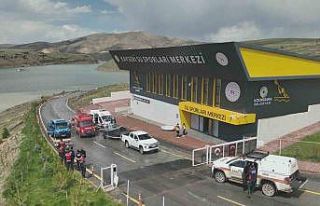 Barajda sörfleri alabora olan 2 kişi kurtarıldı