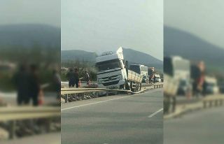 Bariyerlere çarpan tırda 2 kişi yaralandı