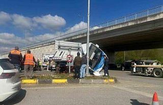 Bartın’da halk otobüsü otomobilin üzerine devrildi:...