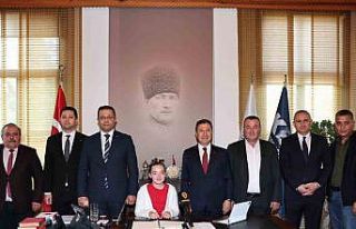 Başkan Aras, koltuğunu minik Azra’ya devretti