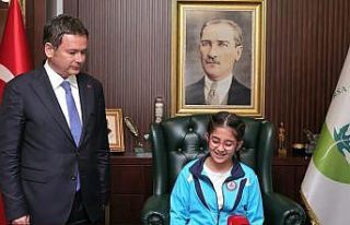 Başkan Aydın koltuğu çocuklara bıraktı