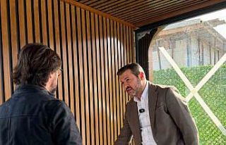 Başkan Çetinkaya yeni nesil otobüs durağında...