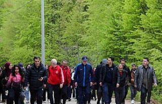 Başkan Özlü, gençlerle doğa yürüyüşü yaptı