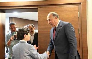 Başkan Şerif Arslan koltuğunu Harun Alp’e devretti