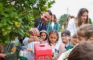 Başkan Vekili Çiçek miniklerle birlikte atık pil...