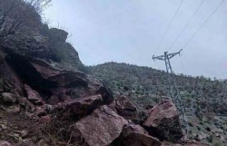 Batman’da dağdan kopan dev kayalar 10’dan fazla...