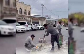 Batman’da esnaf yoldaki çukurları kendi imkanlarıyla...