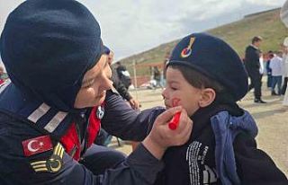 Bayburt’ta jandarması 23 Nisan’ı köy okulunda...