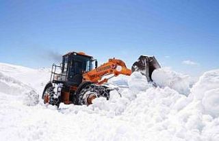 Bayburt’ta karla mücadele baharda da sürüyor:...