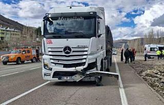 Bayburt’ta tır otomobile çarptı: 3 yaralı