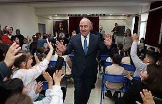 Belediye Başkanı Muzaffer Bıyık, ilkokul öğrencilerine...