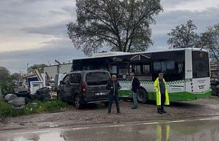 Belediye otobüsü ile nakliye kamyonu çarpıştı:...