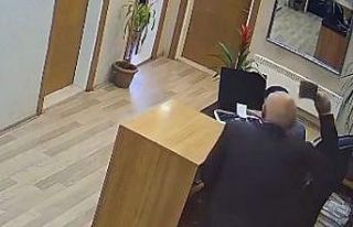 Belediye personeline satırla saldırı anı kamerada