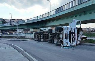 Beylikdüzü’nde virajı alamayan TIR devrildi