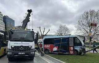 Beyoğlu’nda minibüs ile otomobil çarpıştı:...