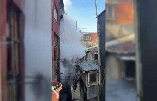 Beyoğlu’nda yangında mahsur kalan 2 kişi itfaiye...