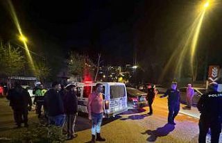 Bıçaklı kavgayı polis havaya ateş açarak sonlandırdı