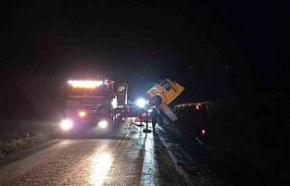 Bilecik’te devrilen tır trafiği olumsuz etkiledi