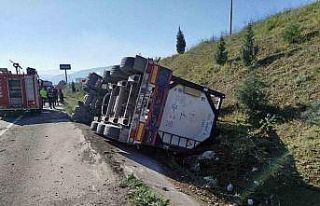Bilecik’te kontrolden çıkan tır devrildi; sürücüsü...
