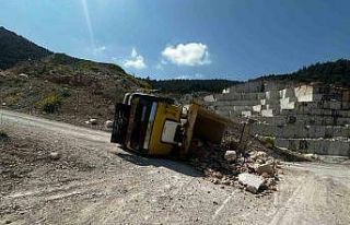 Bilecik’te taş yüklü kamyon devrildi: 2 yaralı